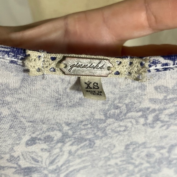 Gimmick Purple and White Floral Raw Hem V Neck Flowy Blouse SZ XS - Picture 6 of 8